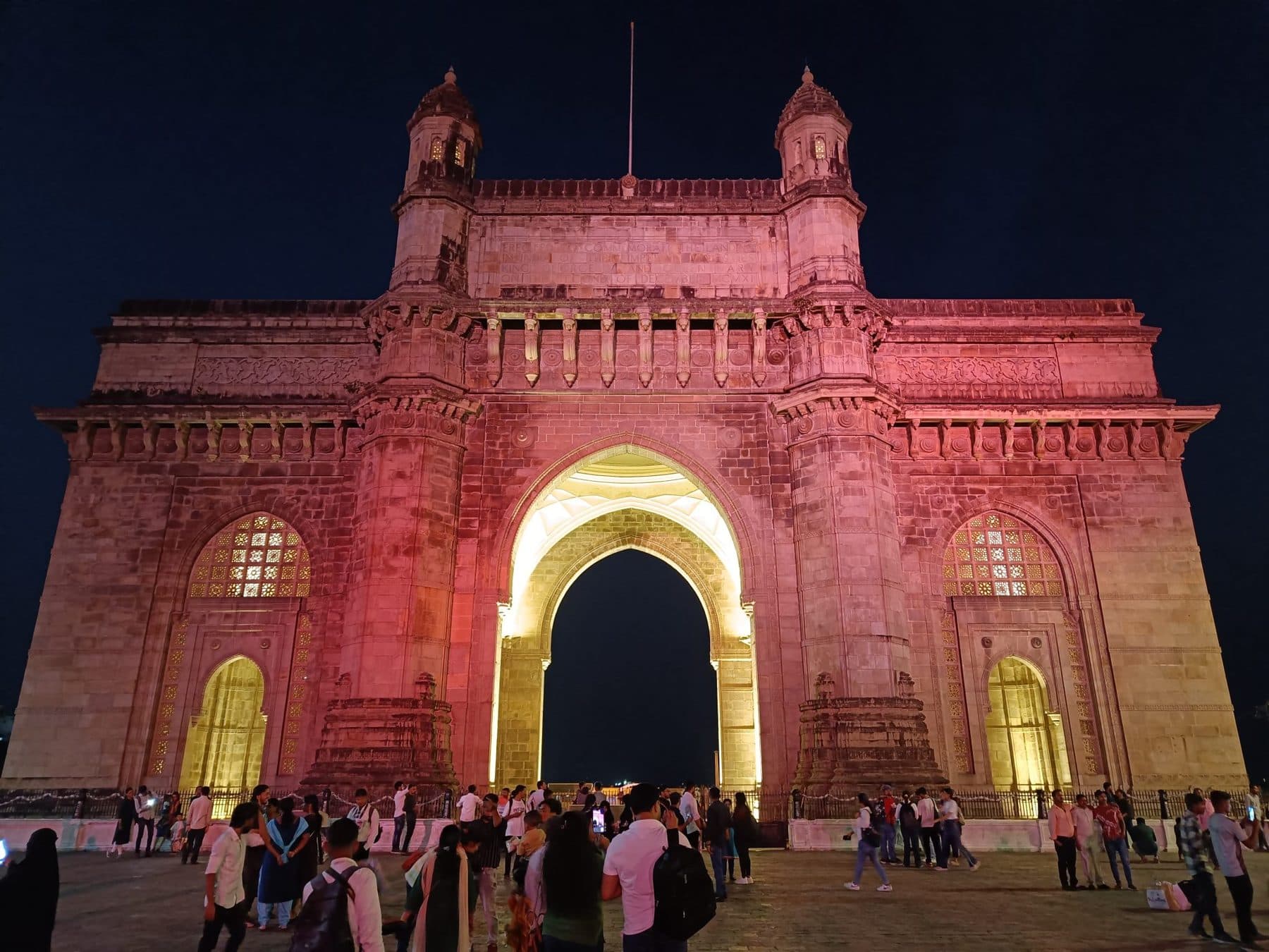 Mumbai City Tour: Gateway of India, Elephanta Caves & Street Food (3 Days)